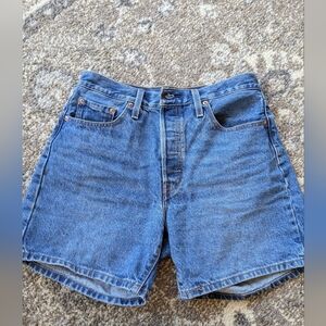 Women's Mid Thigh Levi 501 Shorts